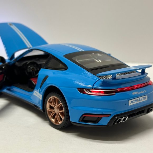 1:24 2020 Porsche 911 Turbo S Diecast With Headlight & Tailight LEDS Blue - Picture 8 of 10